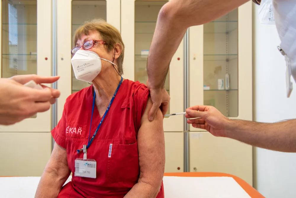 První záchranáře začne od neděle očkovat plzeňská fakultní nemocnice