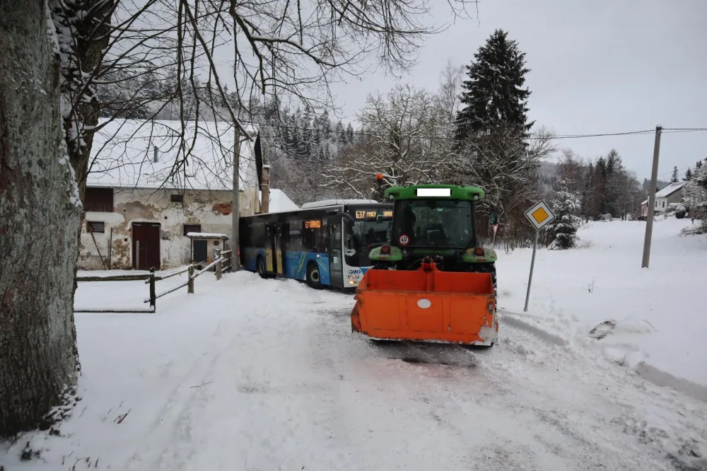 Traktor spěchal vytáhnout autobus zapadlý do závěje, cestou naboural jiný autobus