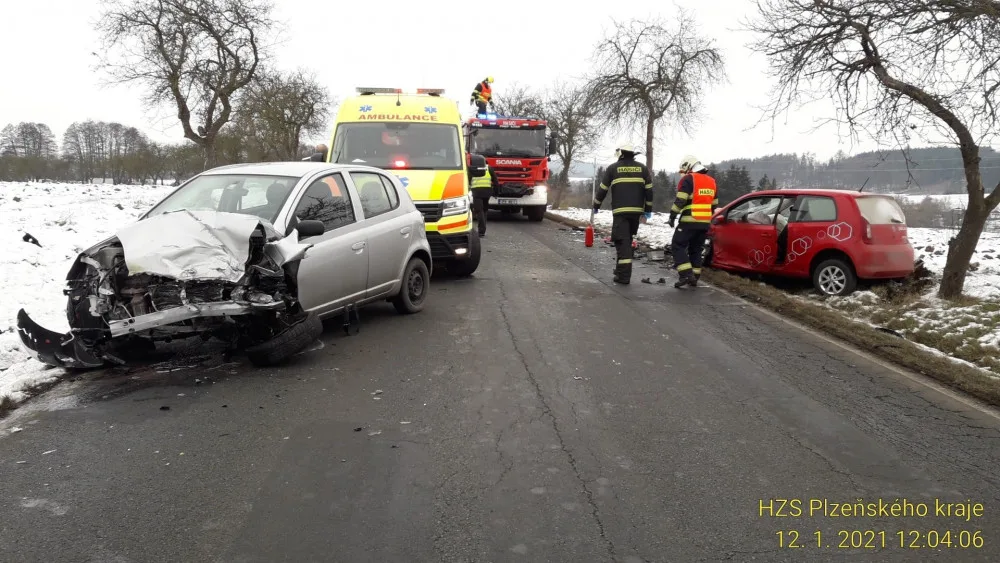 U Šťáhlav se srazily dva osobní automobily, dva lidé se vážně zranili