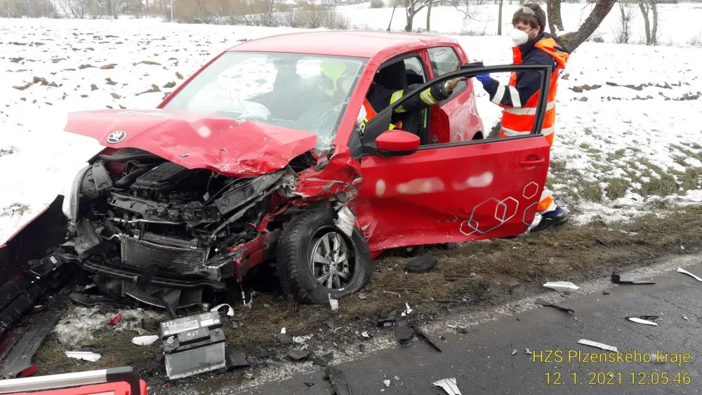 U Šťáhlav se srazily dva osobní automobily, dva lidé se vážně zranili