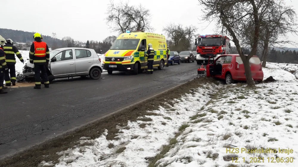 U Šťáhlav se srazily dva osobní automobily, dva lidé se vážně zranili