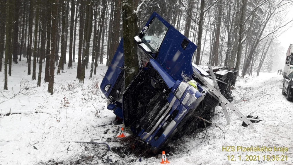 Kvůli nehodě tohoto kamionu bude dnes uzavřena doprava v okolí Babylonu na Domažlicku