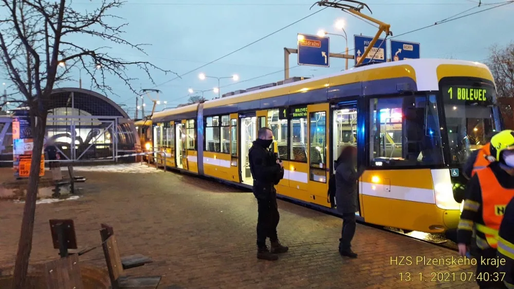 Tramvaj v centru Plzně srazila muže, jeho stav je kritický