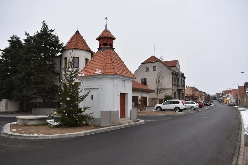 Po necelém půl roce získali lidé v Hradišti nové chodníky a parkovací stání