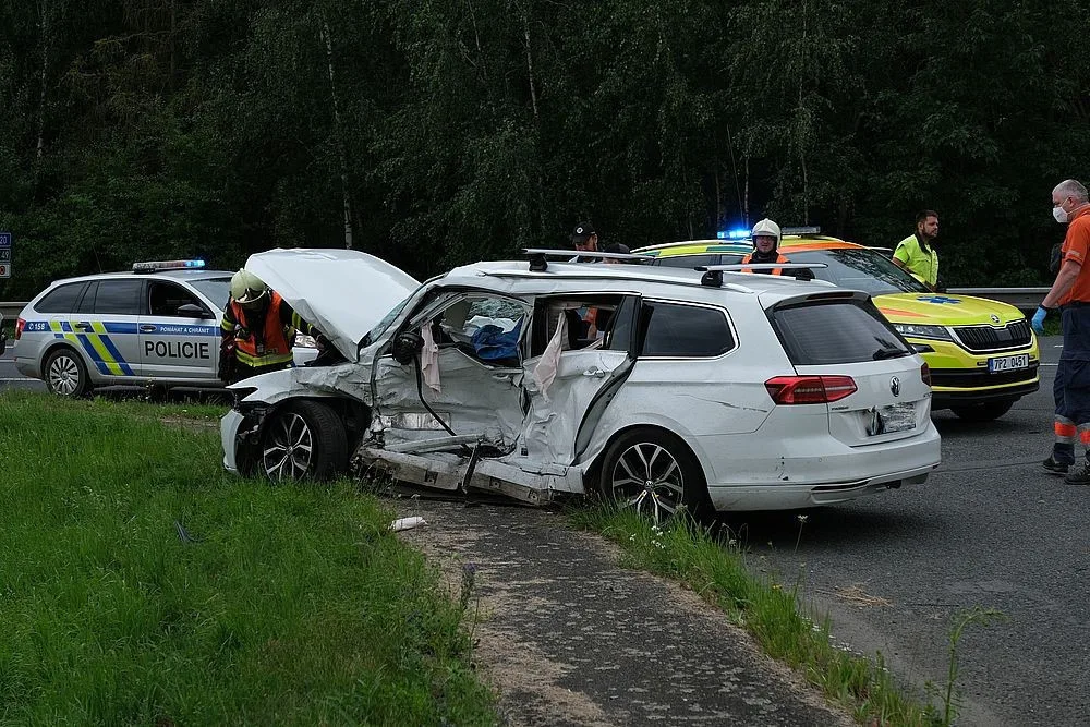 Při srážce dvou osobáků zahynul na křižovatce u obce Seč řidič tohoto vozu
