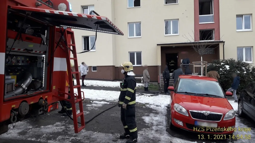 Kvůli požáru bytu museli hasiči evakuovat celý dům