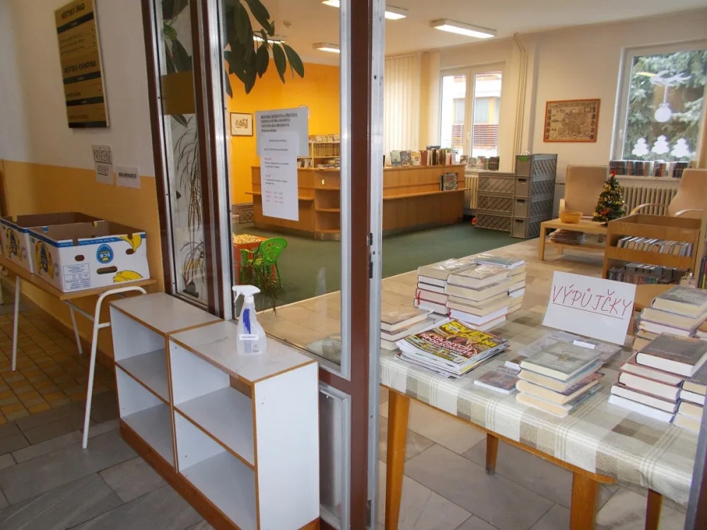 Knížky za dveřmi nebo v krabicích od banánů, malé knihovny řeší pandemii po svém
