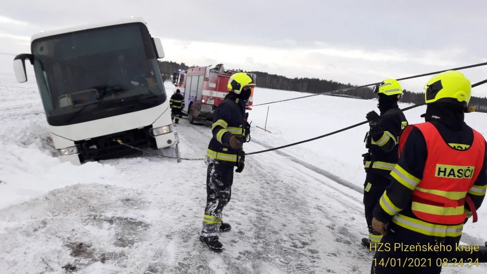 Hasiči vyprošťují autobus, který sjel do příkopu