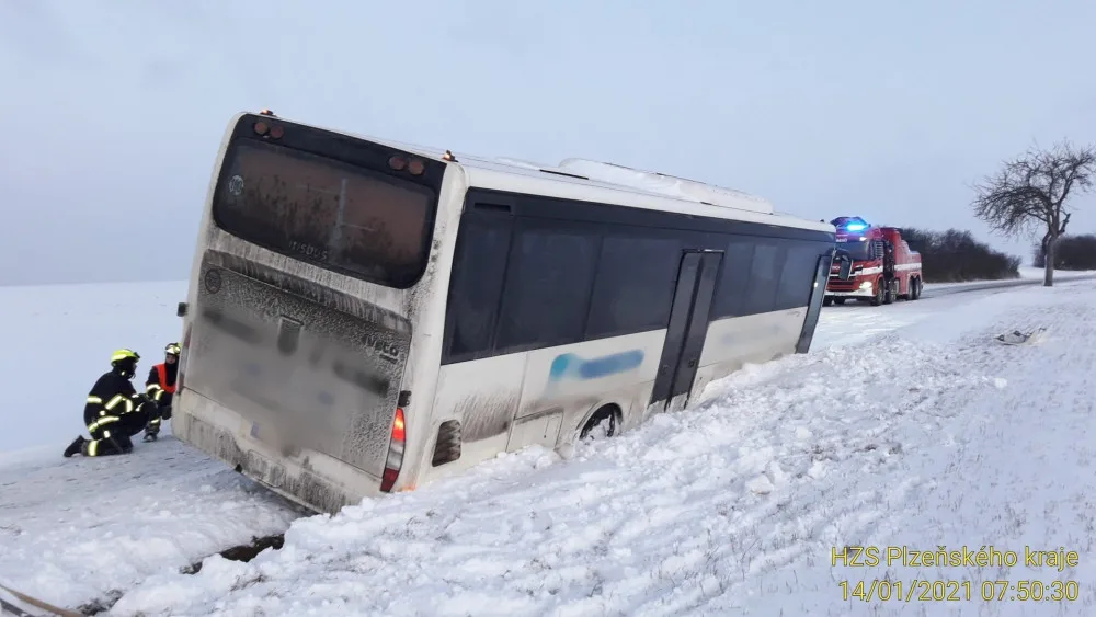 Hasiči vyprošťovali autobus, který sjel na severním Plzeňsku ze silnice a uvízl v závěji