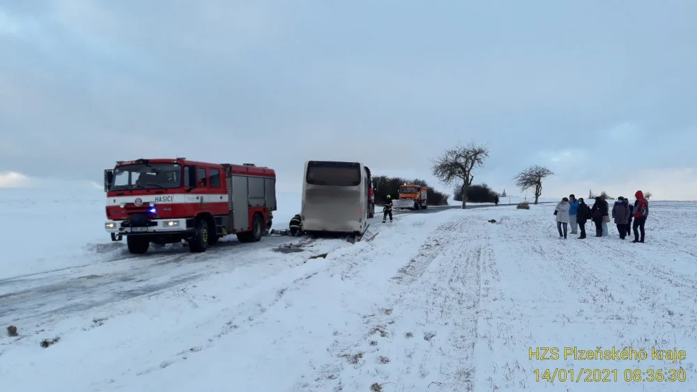 Hasiči vyprošťovali autobus, který sjel na severním Plzeňsku ze silnice a uvízl v závěji