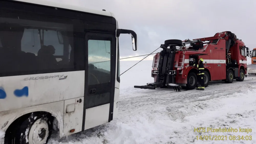 Hasiči vyprošťovali autobus, který sjel na severním Plzeňsku ze silnice a uvízl v závěji