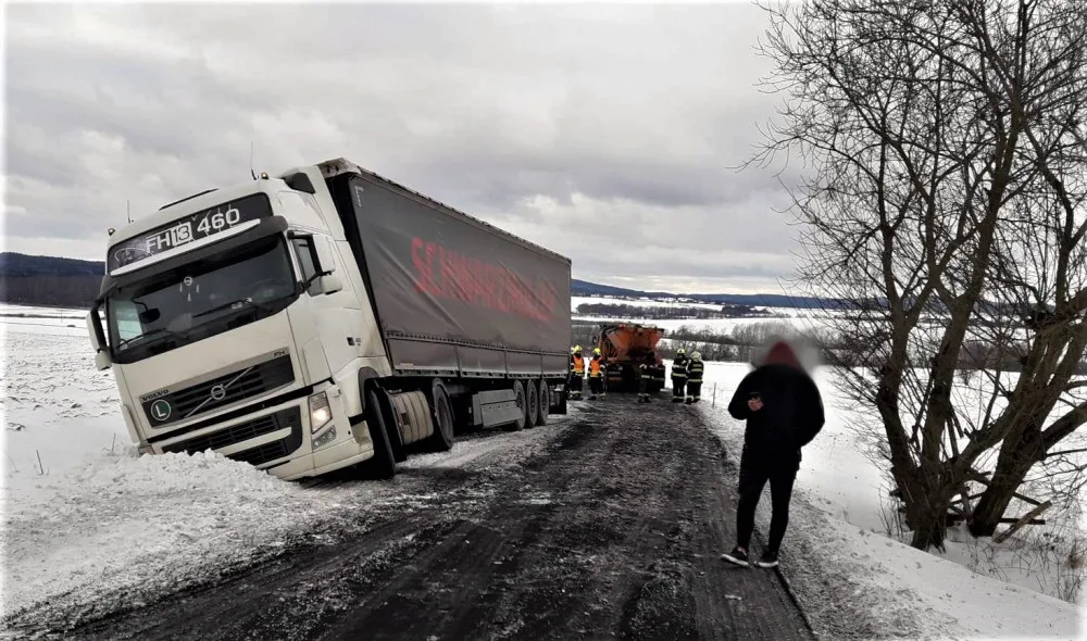 Zapadlý kamion vyprošťovali dnes hasiči také u Kařízku