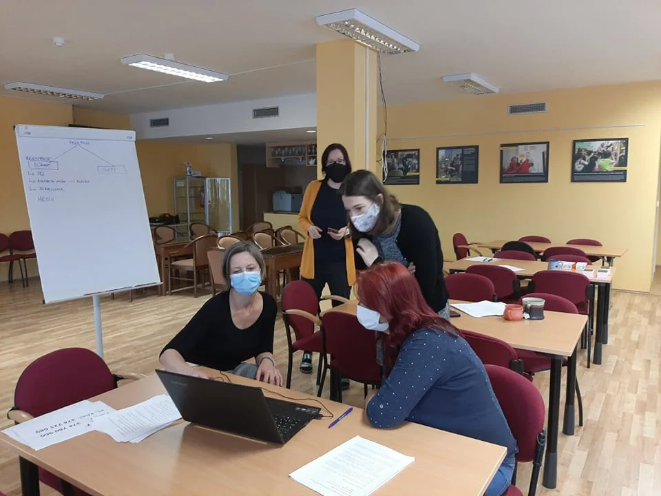 Seniorům v Plzni už pomáhá s registrací k očkování nově zřízené telefonní centrum