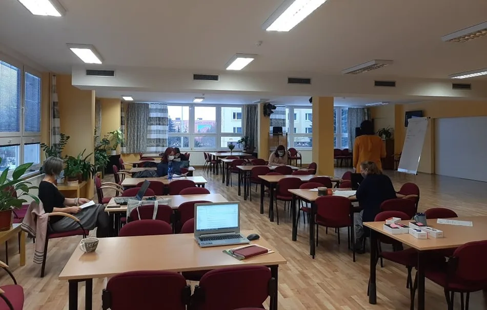 Seniorům v Plzni už pomáhá s registrací k očkování nově zřízené telefonní centrum