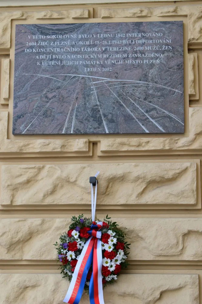 Pamětní deska na zdi sokolovny