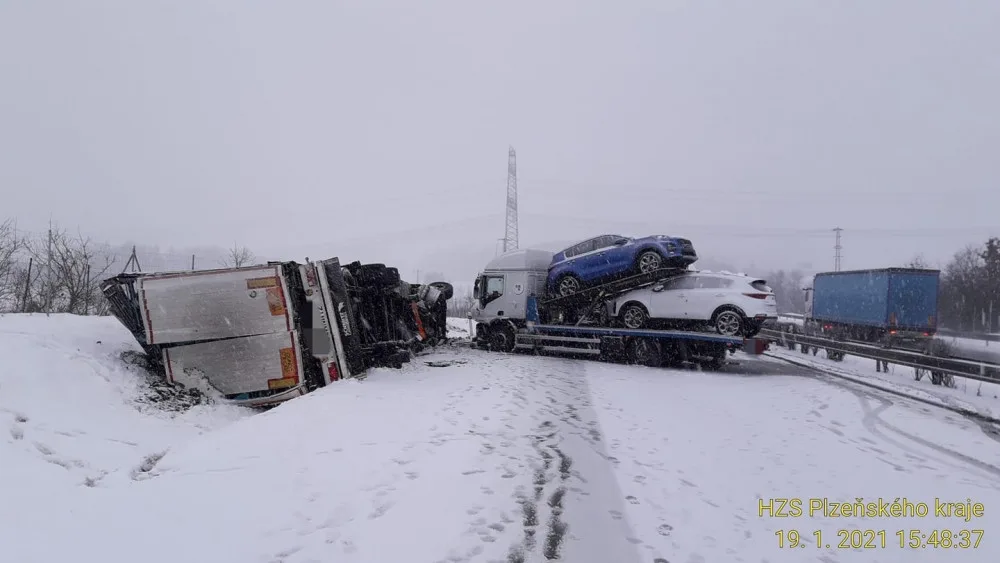 Nehoda dvou kamionů uzavřela provoz na dálnici D5, dopravu komplikuje husté sněžení