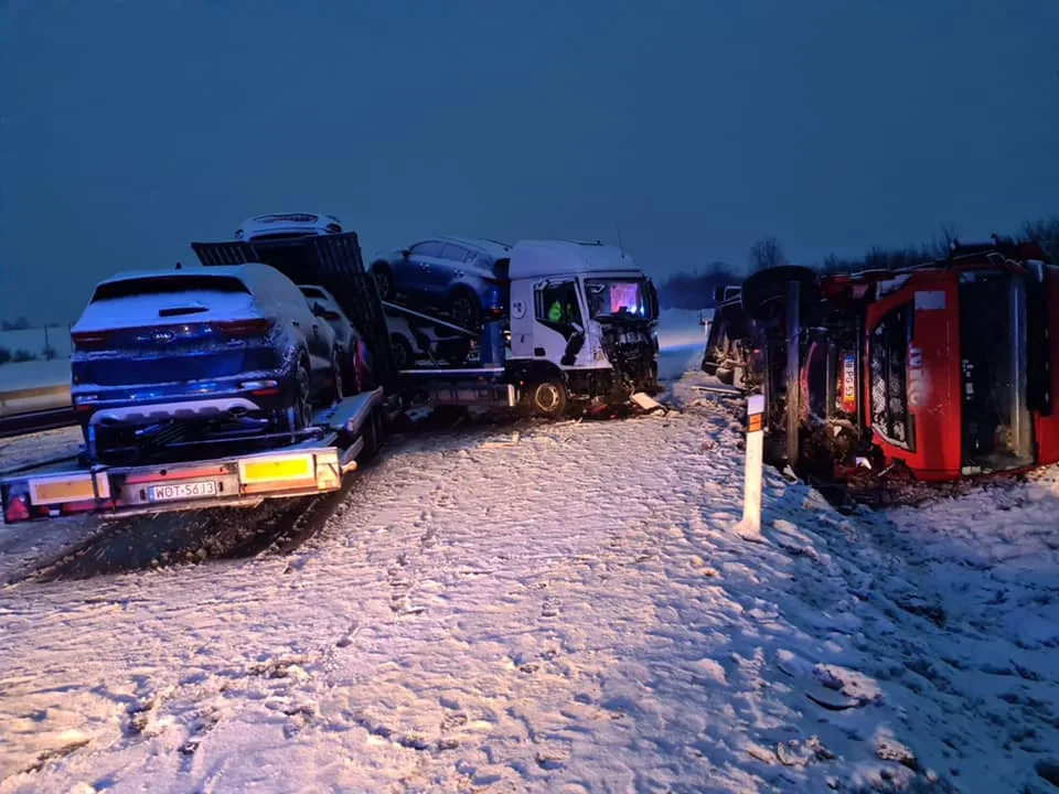 Nehoda dvou kamionů uzavřela provoz na dálnici D5, dopravu komplikuje husté sněžení