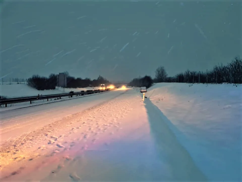 Na západě Čech má v sobotu napadnout až 10 cm sněhu, lze očekávat komplikace v dopravě.