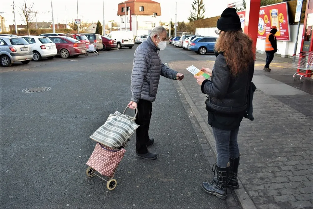 Dobrovolníci roznáší tisíce letáků, o nabídce pomoci chce dát město vědět všem seniorům