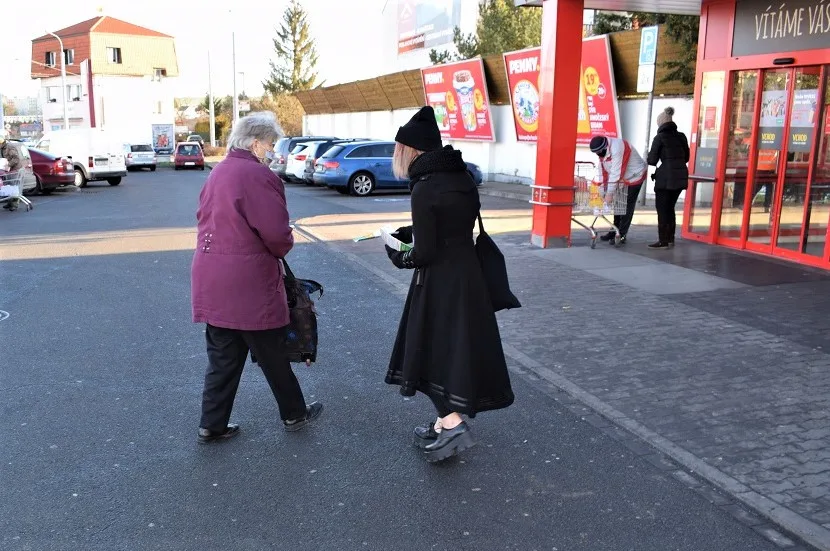 Dobrovolníci roznáší tisíce letáků, o nabídce pomoci chce dát město vědět všem seniorům