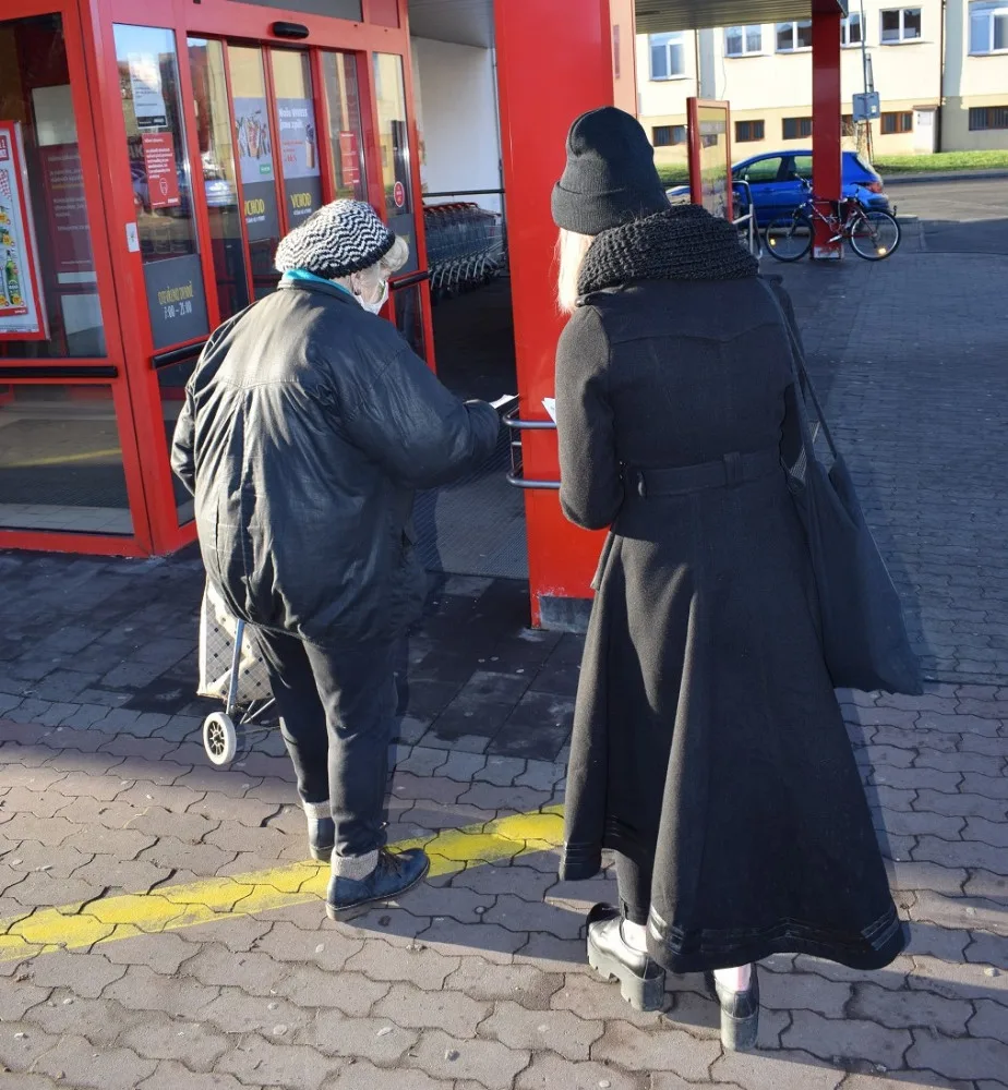 Dobrovolníci roznáší tisíce letáků, o nabídce pomoci chce dát město vědět všem seniorům