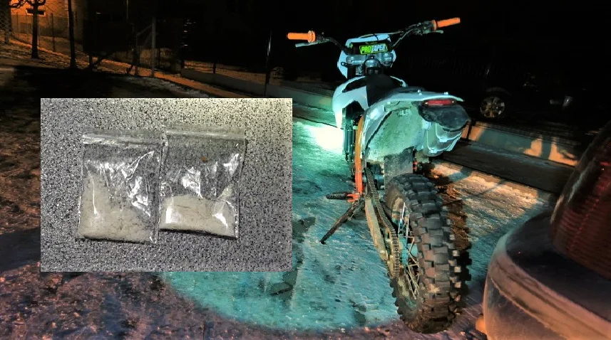 Zadržený motorkář měl po kapsách sáčky s drogou