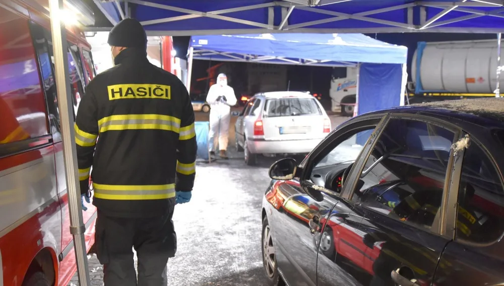 Ranní cestu pendlerů za prací zbrzdilo na hranicích v Plzeňském kraji povinné testování