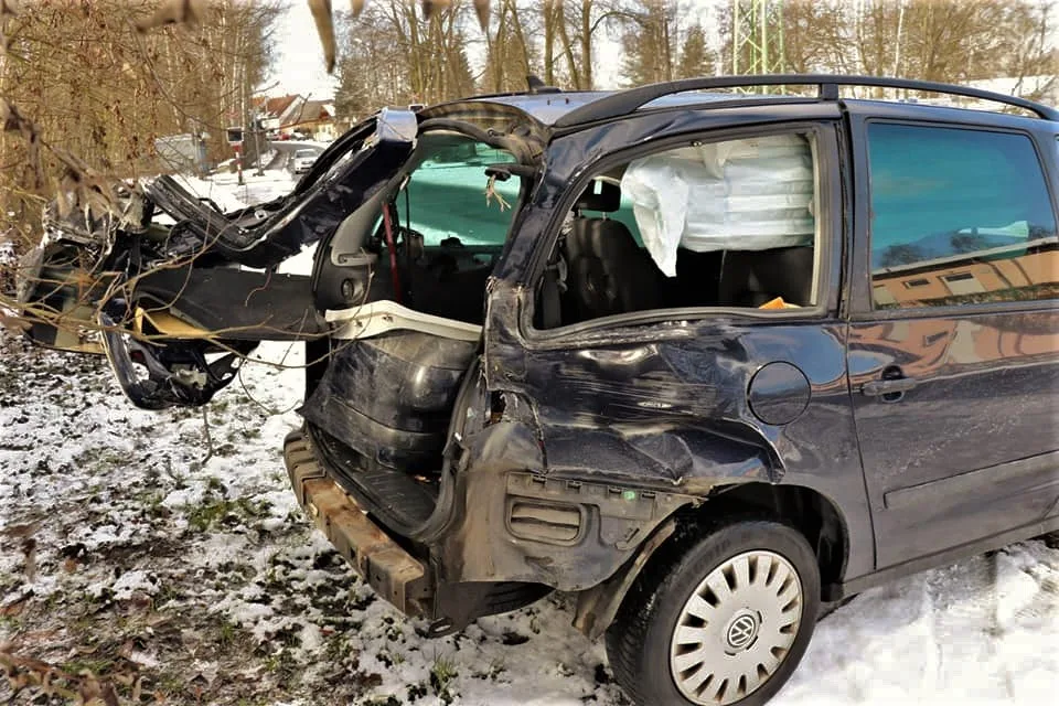 Takto dopadl automobil po střetu s vlakem na nechráněném přejezdu