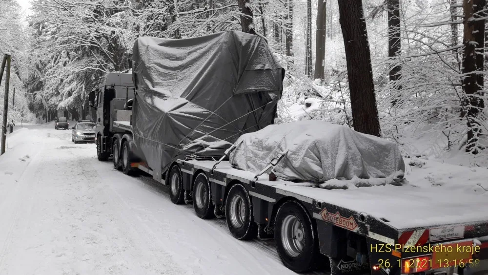Mezi Málkovem a Novou Vsí na Tachovsku uvízl kamion s nákladem