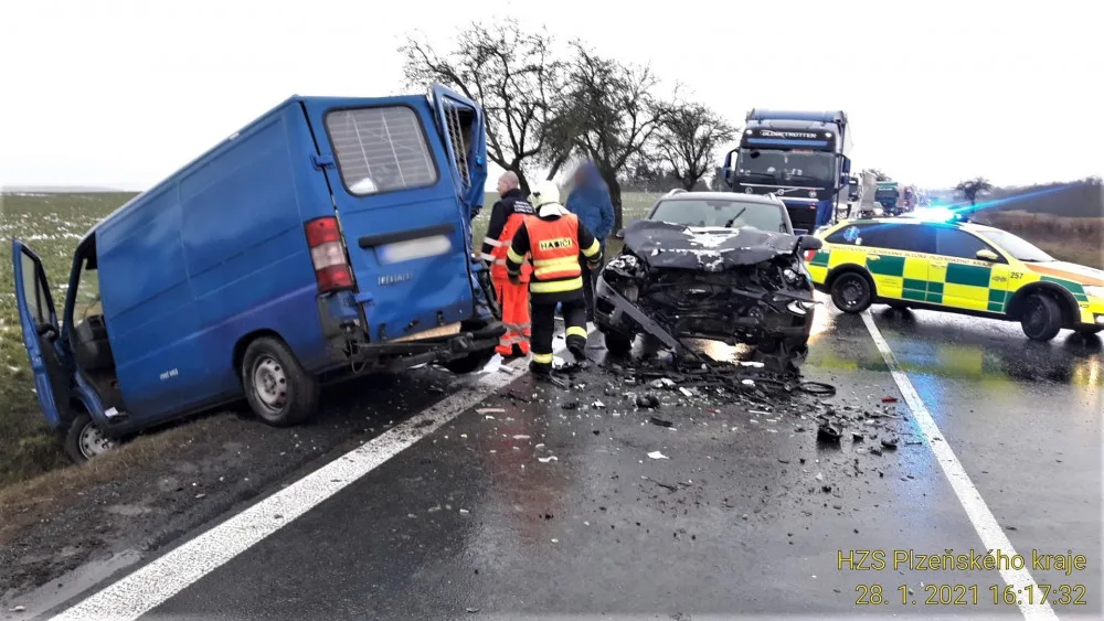 Srážka tří automobilů ochromila provoz na I/26 u Stodu, při nehodě se zranily dvě děti