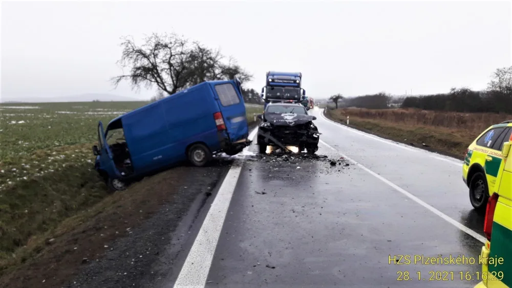 Srážka tří automobilů ochromila provoz na I/26 u Stodu, při nehodě se zranily dvě děti