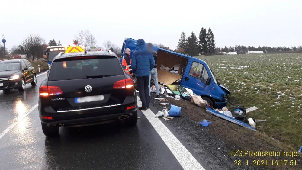 Srážka tří automobilů ochromila provoz na I/26 u Stodu, při nehodě se zranily dvě děti