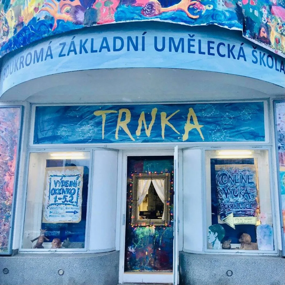 Žáci umělecké školy si pro vysvědčení půjdou k výdejnímu okénku