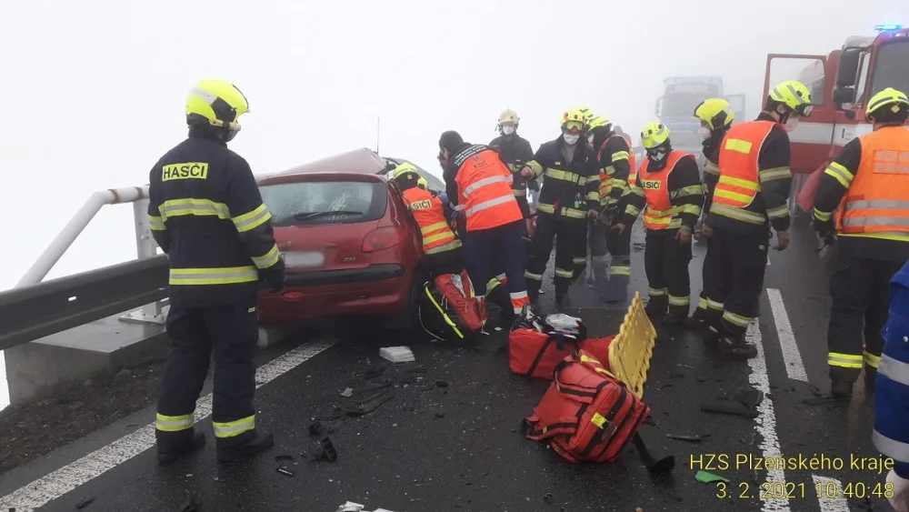 Kamion převážející dřevo se srazil s osobákem, silnice je zcela uzavřena