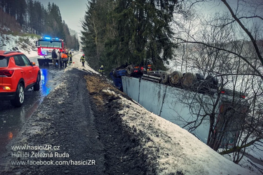 Kamion se u Železné Rudy zřítil ze srázu a zůstal převrácený na střeše