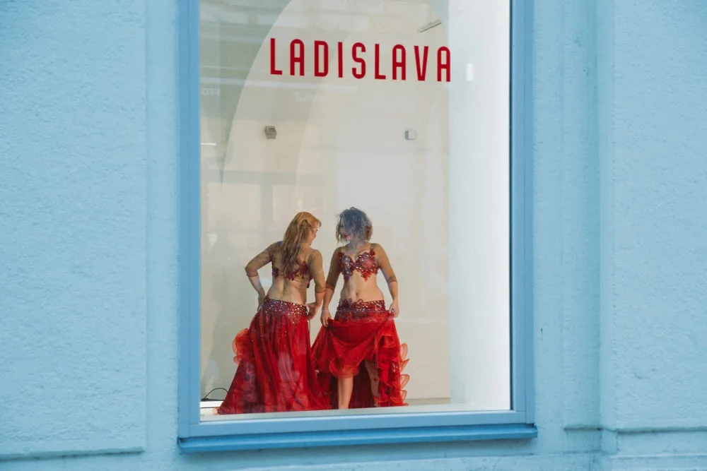 Tanečníci obsadili výlohy v centru Plzně a vzkazují: Kultura stále žije