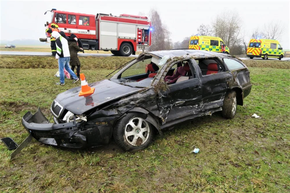 Spolujezdci vyletěli ven z havarovaného vozidla, neměli zapnuté bezpečnostní pásy