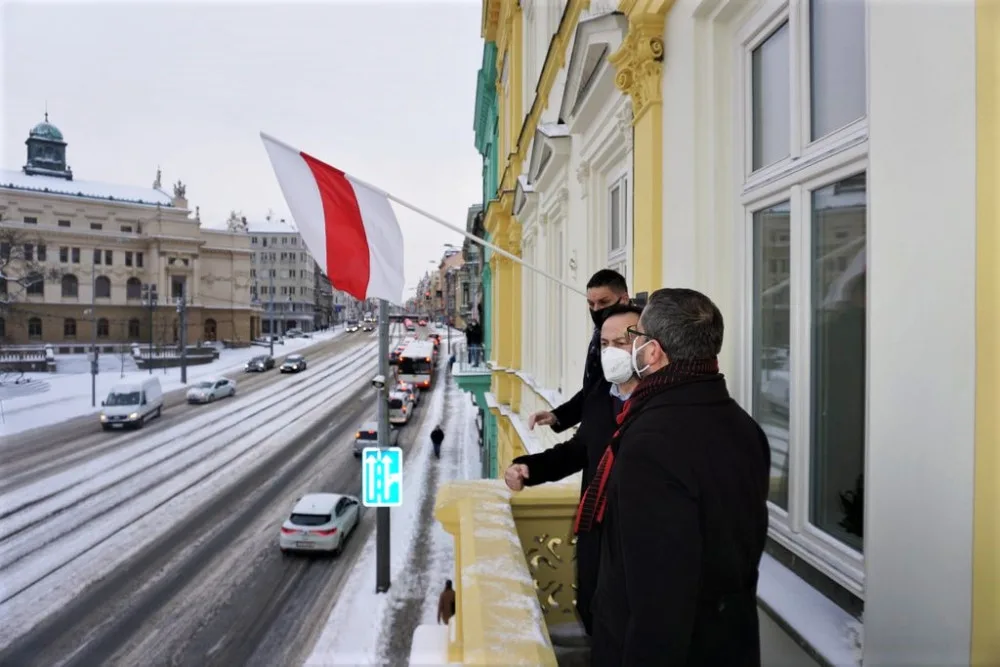 Na budově radnice centrálního plzeňského obvodu zavlála běloruská vlajka