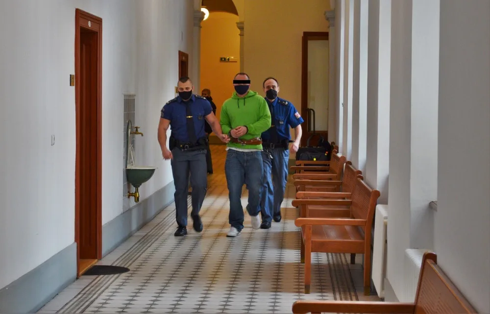 Střepem ze sklenice mu podřízl hrdlo, nyní čelí obžalobě z pokusu vraždy