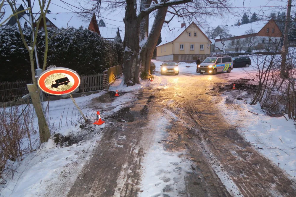 Zbloudilý kamion v obci demoloval vše co mu přišlo do cesty, nakonec uvízl na poli