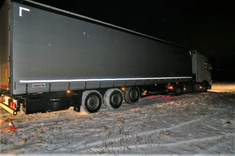 Zbloudilý kamion v obci demoloval vše co mu přišlo do cesty, nakonec uvízl na poli