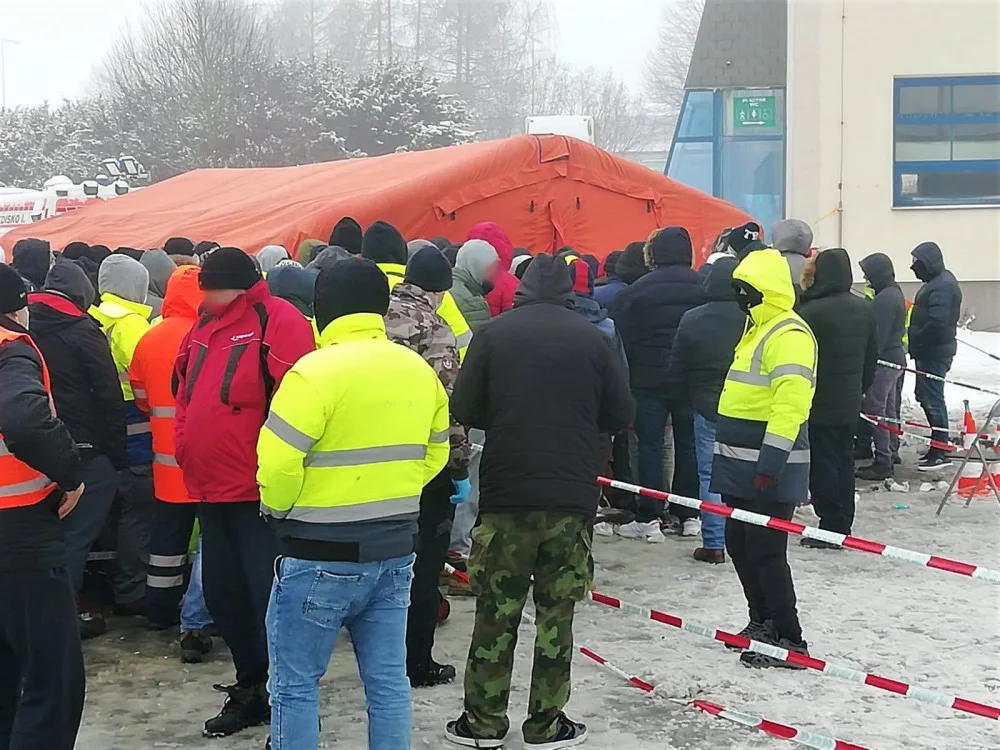 Řidičům kamionů na přechodu v Rozvadově tečou nervy, stojí v dlouhé frontě na testování