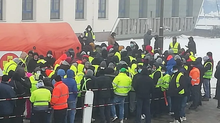 Řidičům kamionů na přechodu v Rozvadově tečou nervy, stojí v dlouhé frontě na testování