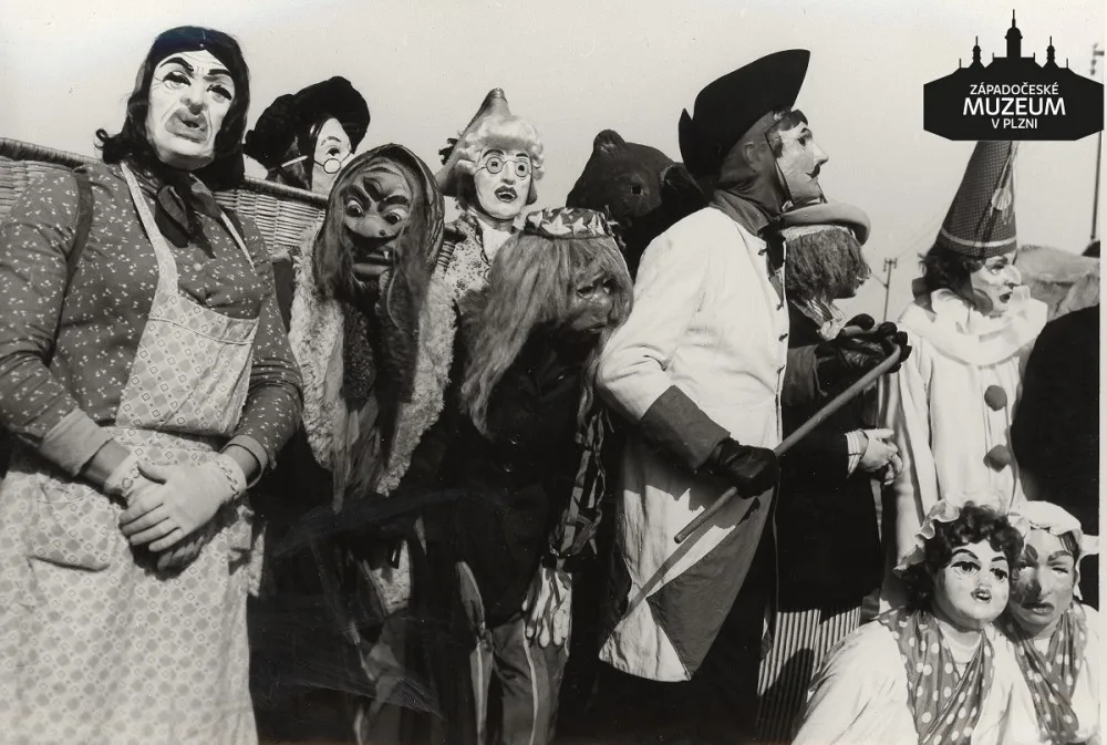 Masopustní průvod v Bušovicích roku 1975.