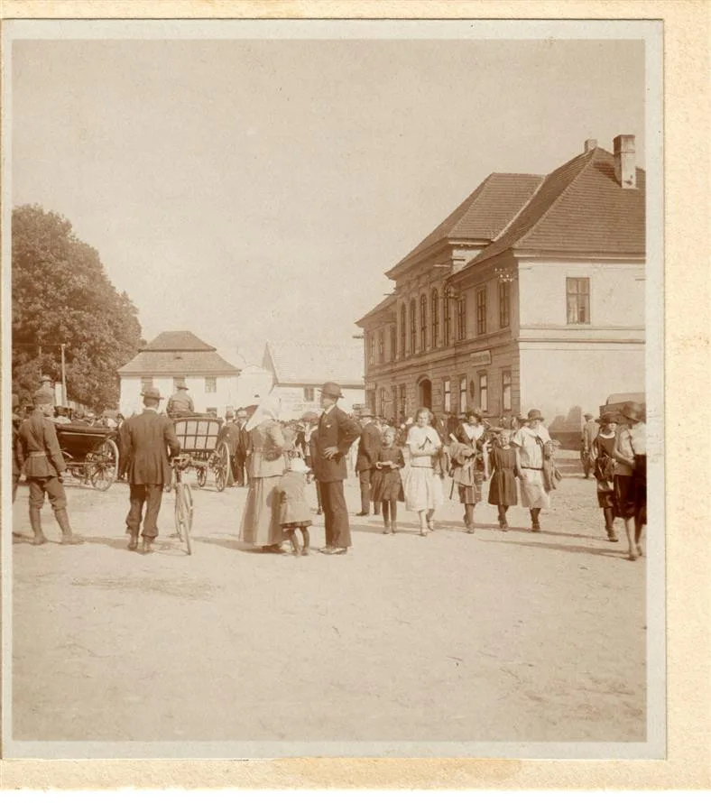 promenáda na náměstí r. 1925