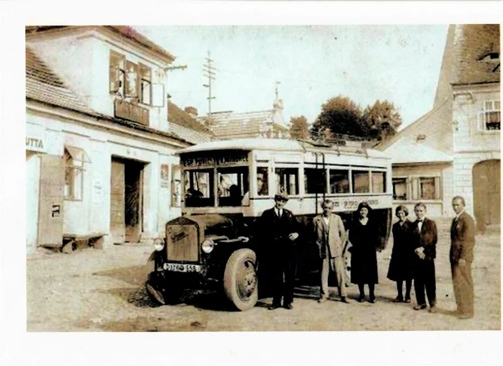 poštovní autobus zhruba v roce 1930
