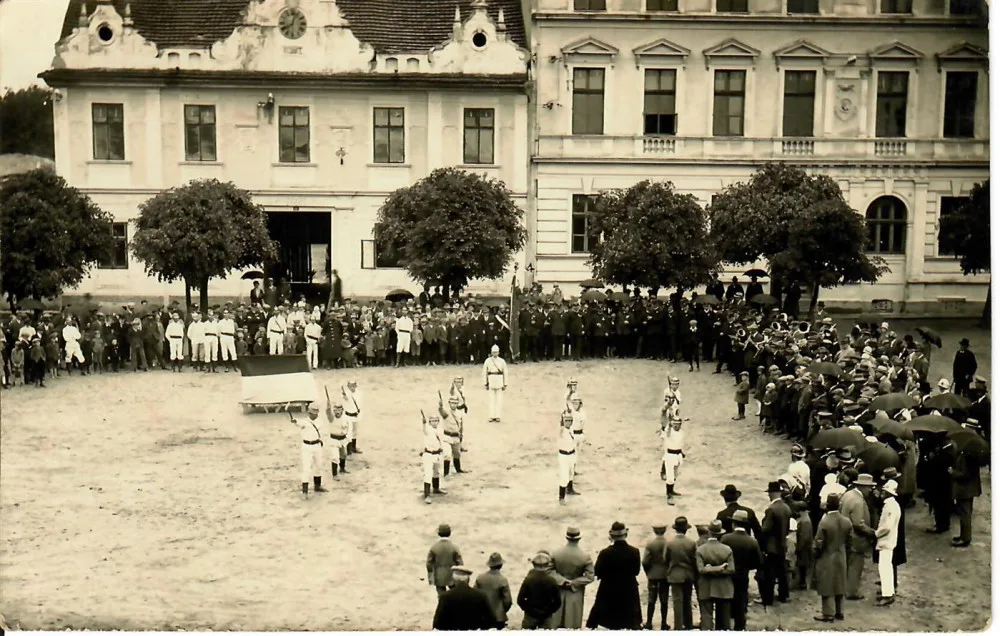cvičení hasičů se sekyrkami, cca 1930