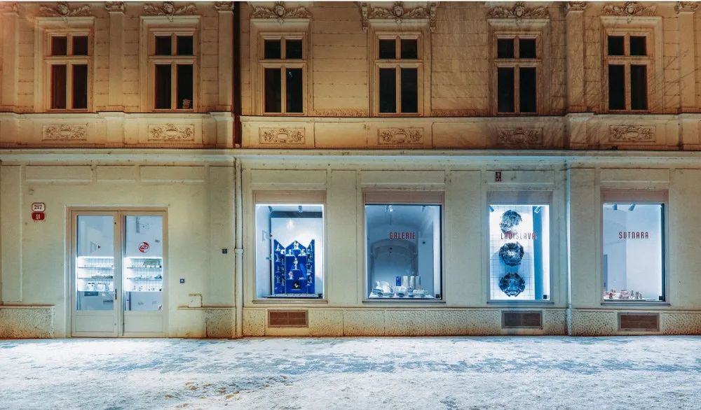 Ve výlohách Galerie Ladislava Sutnara je možné obdivovat díla studentů keramického designu