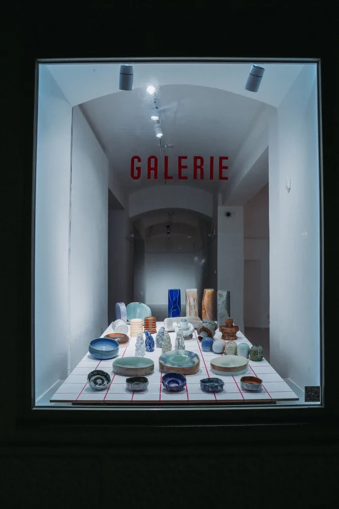 Ve výlohách Galerie Ladislava Sutnara je možné obdivovat díla studentů keramického designu