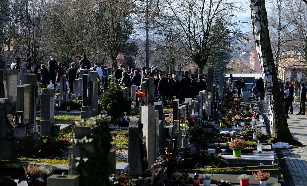 Na pohřbu obávaného recidivisty "Kominíka" napadli rozzuření pozůstalí novináře